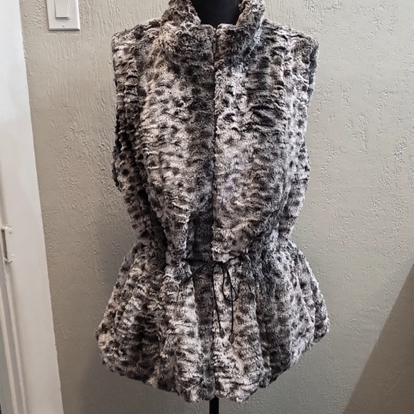 Faux Fur Reversible Vest with Toggles to Cinch in if Desired - Picture 7 of 15